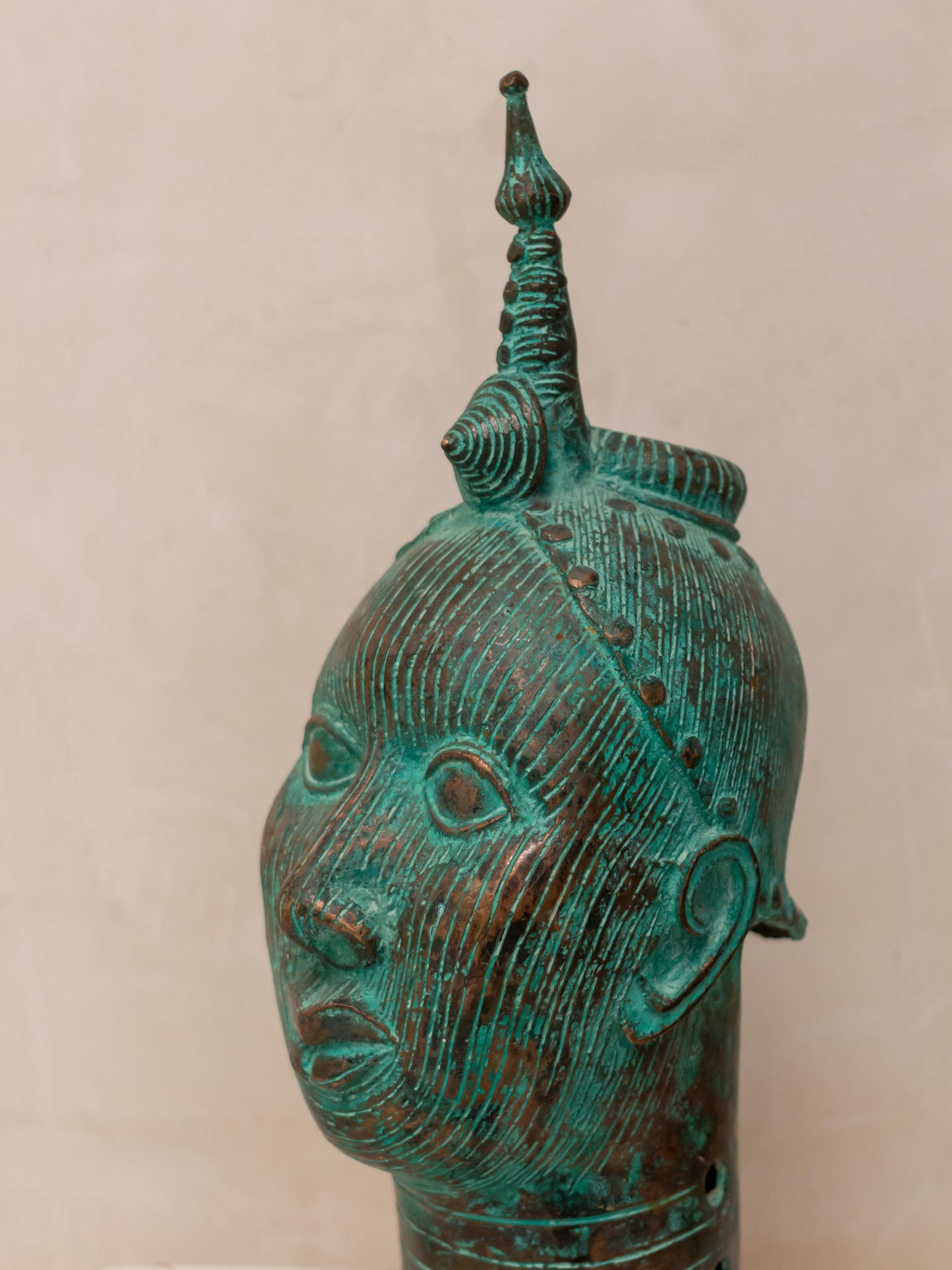 Cabeza Ifé - País: Nigeria Material: Aleación de bronce Medidas: 16X44cm