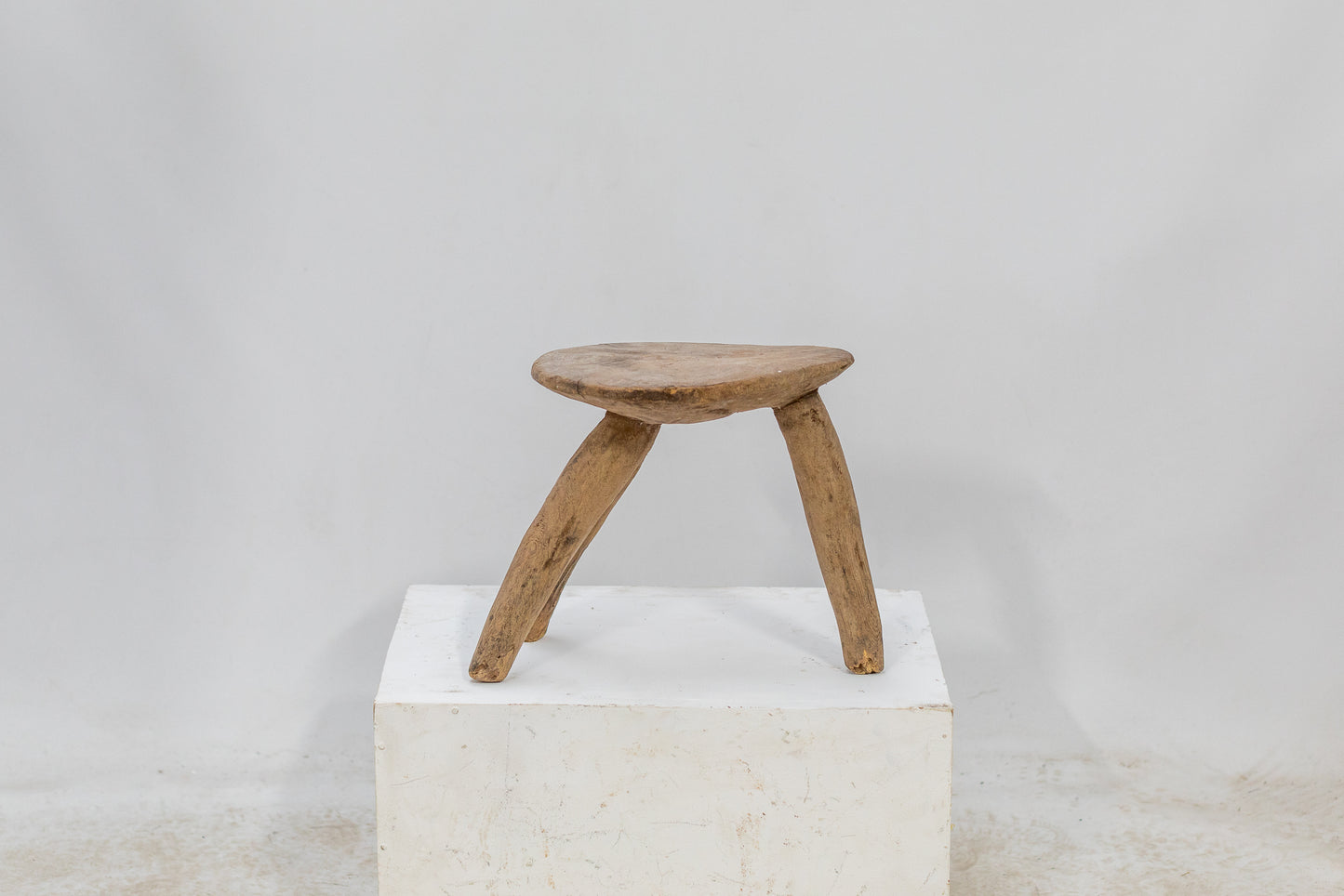 Taburete antiguo Lobi Sebba - País: Burkina Faso Material: Madera Medidas: 21X28X38cm