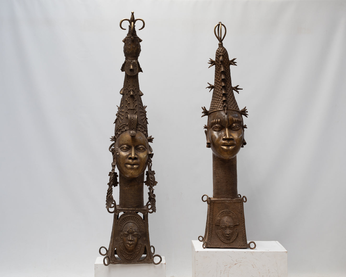 Cabeza Ife Afizere - País: Nigeria Material: Aleación de bronce Medidas: 30X30X143cm