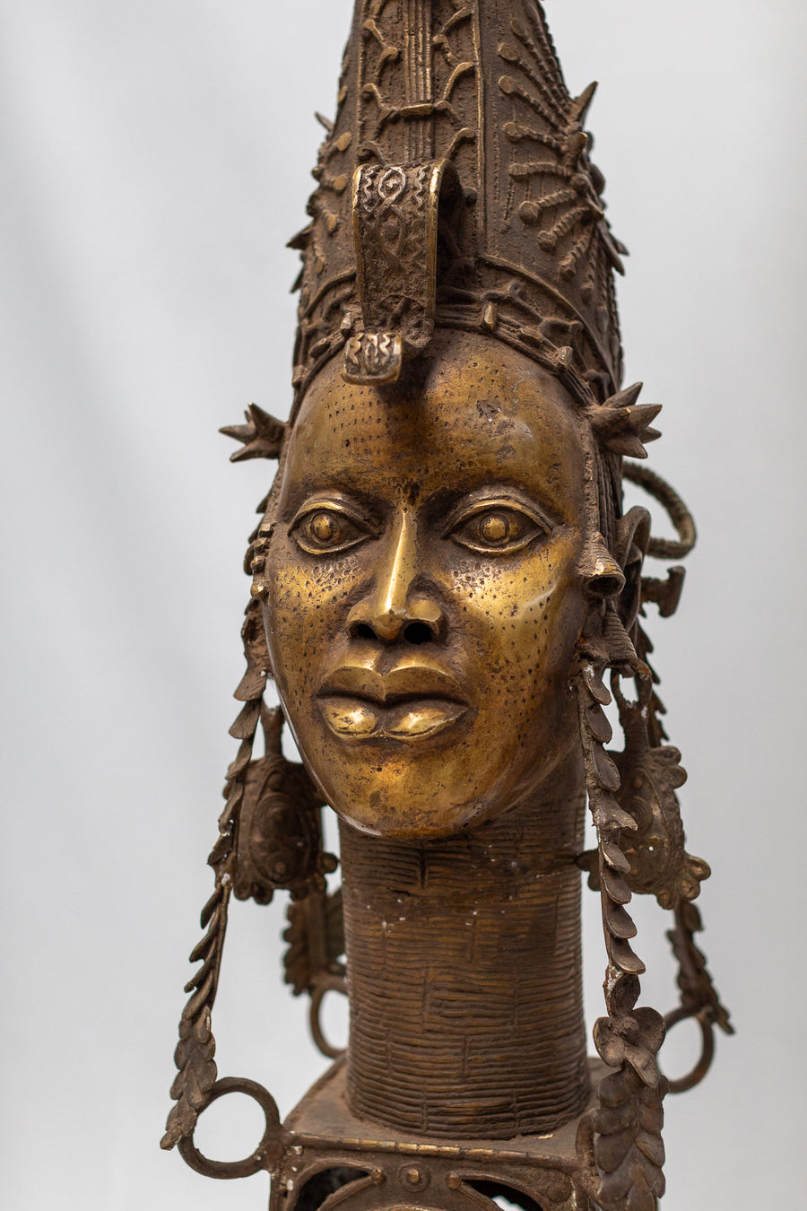 Cabeza Ife Afizere - País: Nigeria  Material: Aleación de bronce  Medidas: 30X30X143cm
