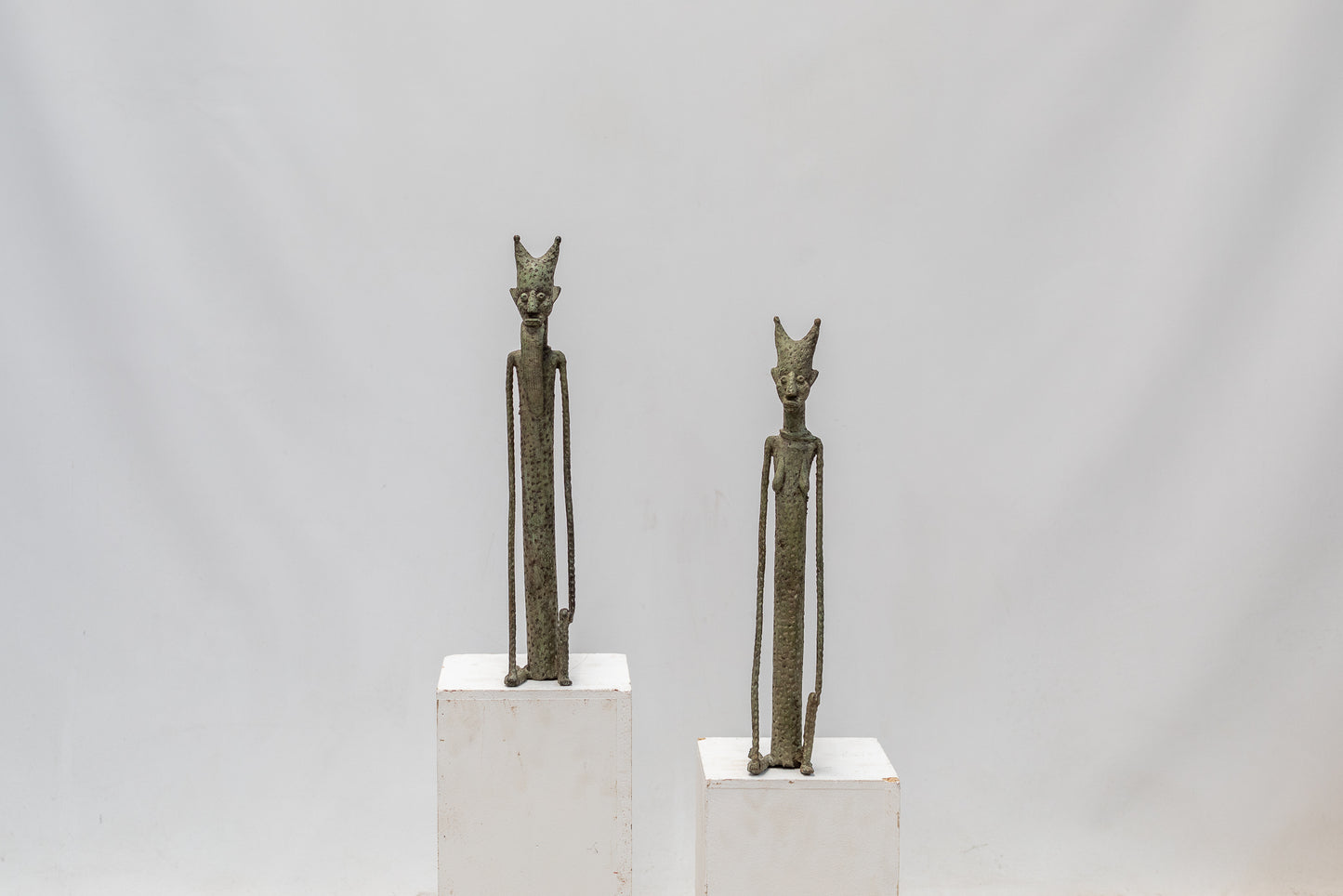 Pareja Dogón Taoudenni con cuernos - País: País Dogón, Mali. Material: Aleación de bronce Medidas: 7X8X50cm aprox.