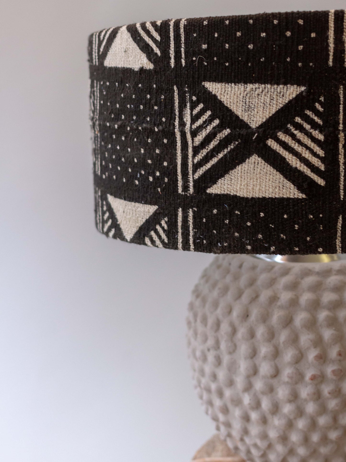 Pantalla Bogolán Negro Azawad - País: España Material: Bogolán, algodón. Recubrimiento interno pvc Medidas: 46x20cm