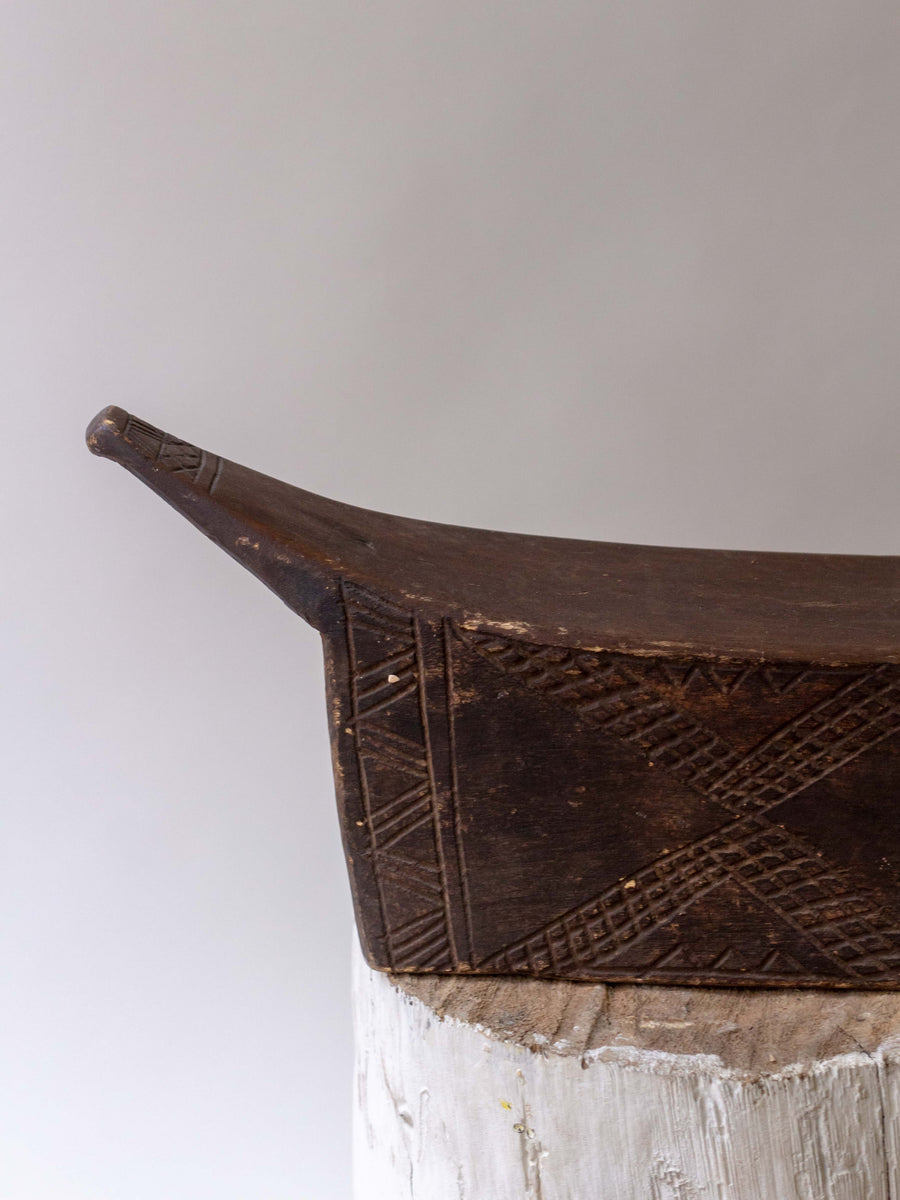 Taburete Tikar - País: Camerún  Material: Madera  Medidas: 51x16x16cm