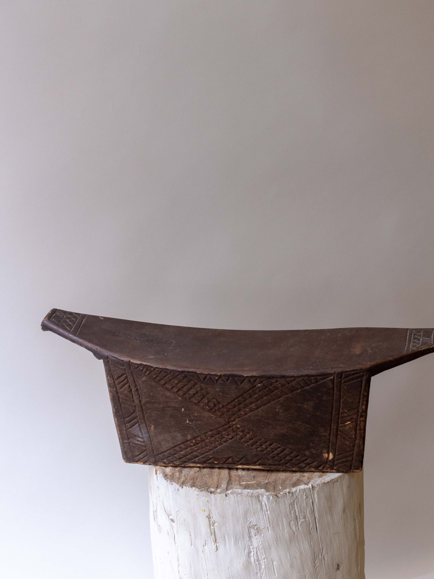 Taburete Tikar Klo - País: Camerún Material: Madera Medidas: 46x14x19cm