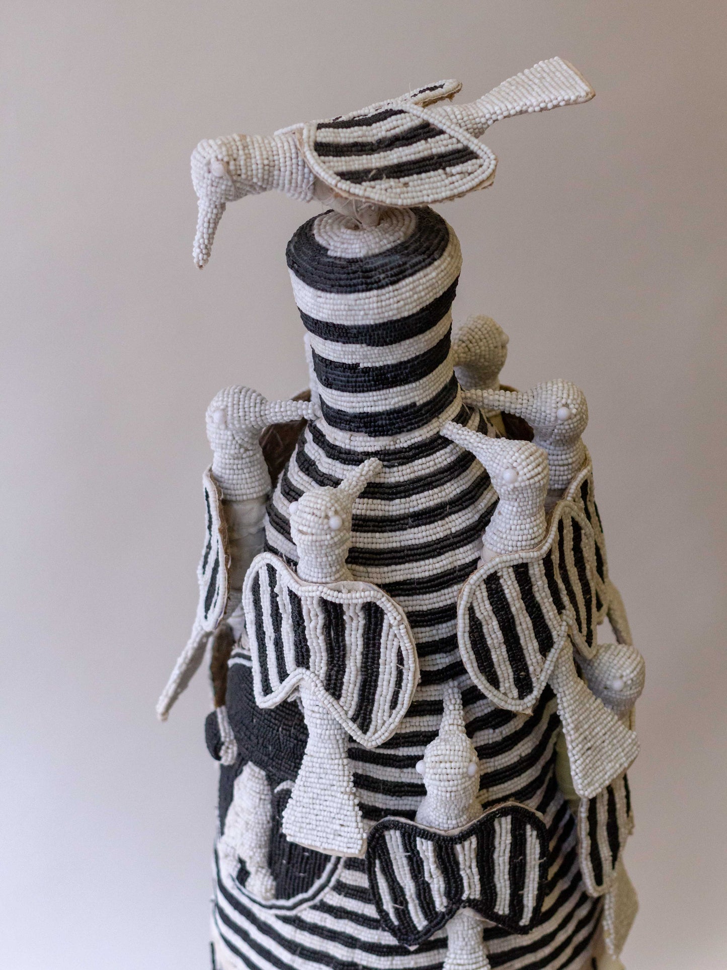 Sombrero Yoruba - País: Camerún Material: Rocalla. Medidas: 12x12x24cm