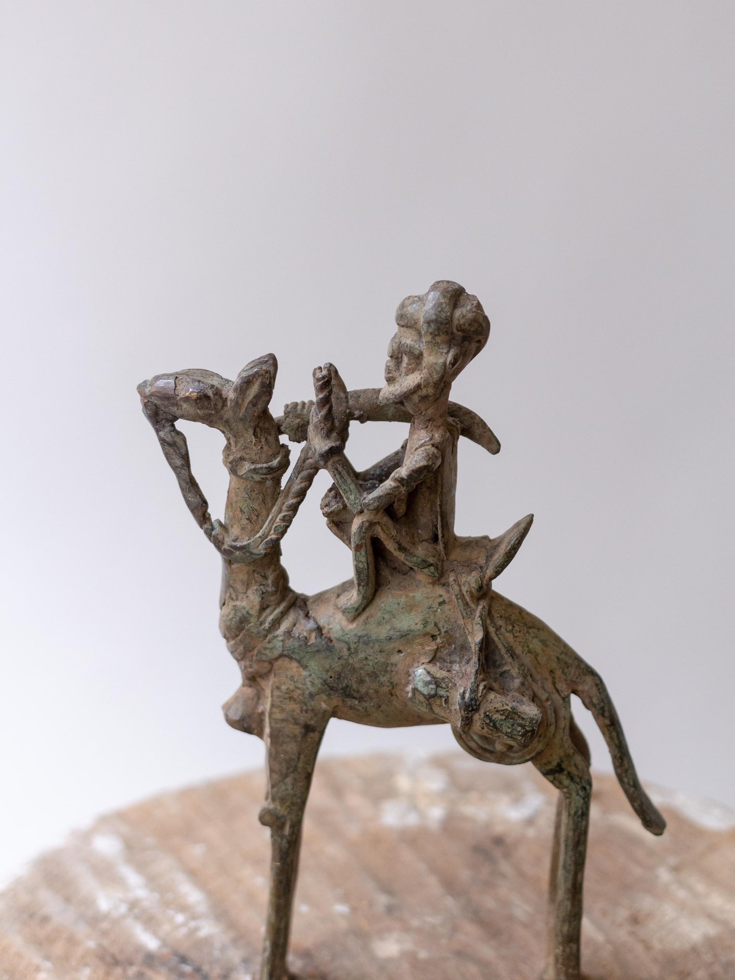 Figura Dogón en Camello - País: País Dogón, Mali Material: Aleación de bronce Medidas: 13x2x20cm