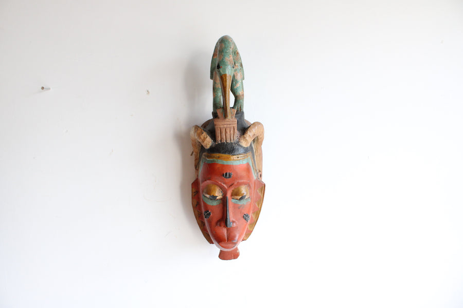 Máscara decorativa en madera detalle pájaro  Mali