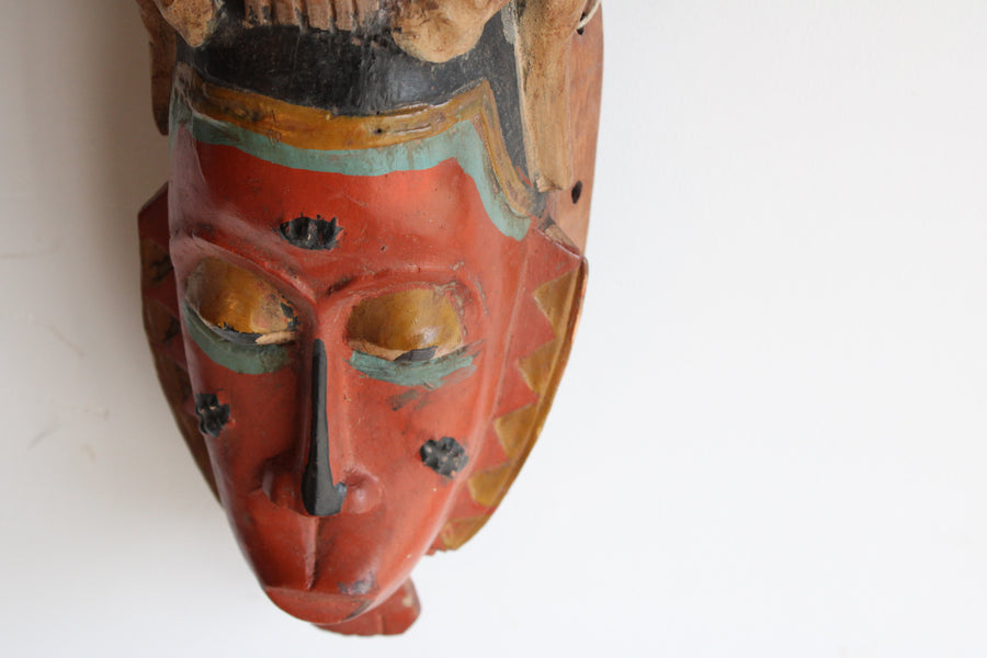 Máscara decorativa en madera detalle pájaro  Mali