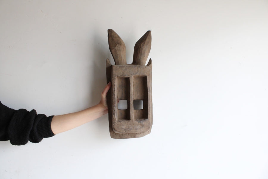 Máscara decorativa en madera conejo