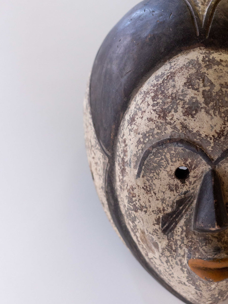 Máscara Benue - País: Nigeria Material: Madera Medidas: 23x17x33cm